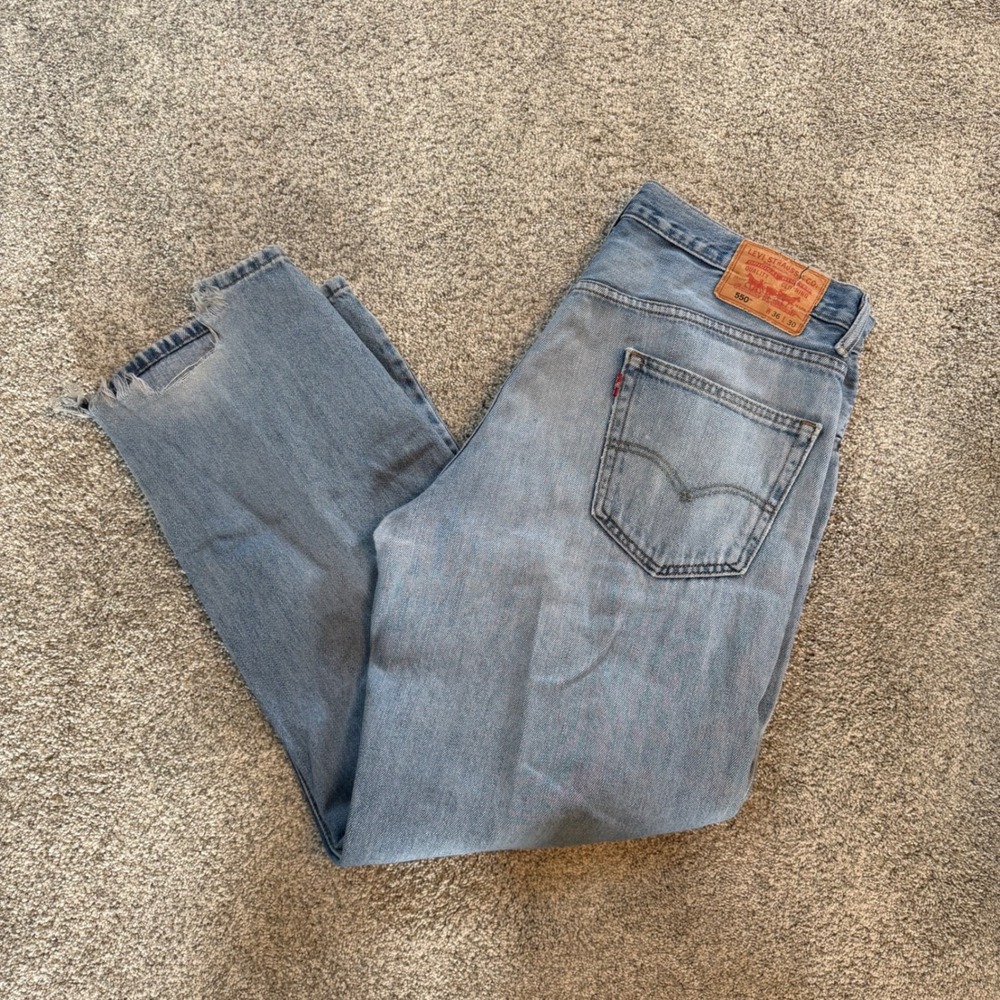 Levis 550 Relaxed Fit Tapered Leg Jeans Mens 36x30 Light Wash Distressed Blue - Picture 1 of 6